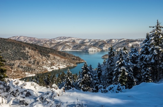 Ice broke on surface of Lake Plastiras in Greece and visitors fell in the water (video)